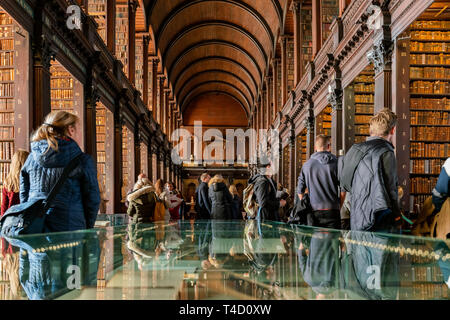 Dublino, Ott 31: la famosa vista interna del Libro di Kells del Trinity College il Ott 31, 2018 a Dublino, Irlanda Foto Stock