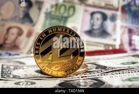 Golden Litecoin agaisnt di banconote diverse sullo sfondo. Cryptocurrency concetto di trading Foto Stock