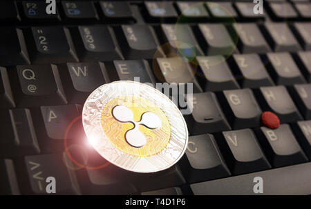 Golden Ripple XRP moneta su una tastiera nera Foto Stock