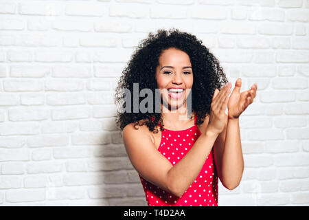 Giovane africano donna americana battendo le mani e applaudire Foto Stock