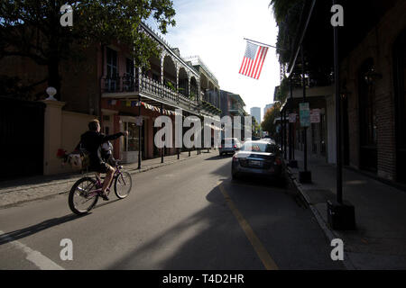 New Orleans, Louisiana, Stati Uniti d'America - 2019: un uomo che cavalca una bicicletta presso il Quartiere Francese district. Foto Stock