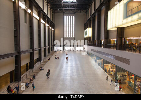 Il Turbine Hall alla Tate Modern di Londra, Inghilterra, Regno Unito. Foto Stock