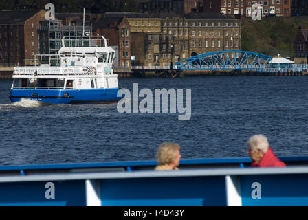 Tyne traversata in traghetto da sud a nord le protezioni Foto Stock