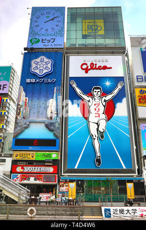 Uomo glico poster pubblicitario di un uomo che corre, Osaka, Giappone Foto Stock