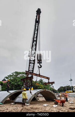 21-giu-2005 curvato prefabbricati in lastra di calcestruzzo alla metropolitana in costruzione vicino metro cinema dhobitalao-Mumbai India asia Foto Stock