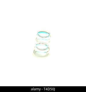 Due lenti a contatto isolato su sfondo bianco.cornice quadrata. Foto Stock