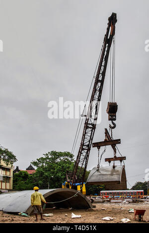 21-giu-2005 curvato prefabbricati in lastra di calcestruzzo alla metropolitana in costruzione vicino metro cinema dhobitalao-Mumbai India asia Foto Stock