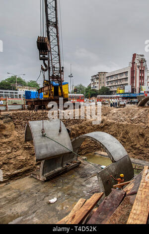 21-giu-2005 curvato prefabbricati in lastra di calcestruzzo alla metropolitana in costruzione vicino metro cinema dhobitalao-Mumbai India asia Foto Stock