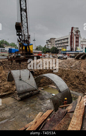 21-giu-2005 curvato prefabbricati in lastra di calcestruzzo alla metropolitana in costruzione vicino metro cinema dhobitalao-Mumbai India asia Foto Stock