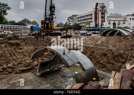 21-giu-2005 curvato prefabbricati in lastra di calcestruzzo alla metropolitana in costruzione vicino metro cinema dhobitalao-Mumbai India asia Foto Stock