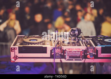 DJ Console di miscelazione con microfono e cuffie sul palco Foto Stock