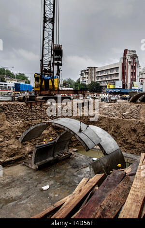 21-giu-2005 curvato prefabbricati in lastra di calcestruzzo alla metropolitana in costruzione vicino metro cinema dhobitalao-Mumbai India asia Foto Stock