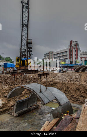 21-giu-2005 curvato prefabbricati in lastra di calcestruzzo alla metropolitana in costruzione vicino metro cinema dhobitalao-Mumbai India asia Foto Stock