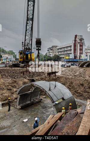 21-giu-2005 curvato prefabbricati in lastra di calcestruzzo alla metropolitana in costruzione vicino metro cinema dhobitalao-Mumbai India asia Foto Stock