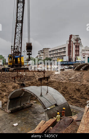 21-giu-2005 curvato prefabbricati in lastra di calcestruzzo alla metropolitana in costruzione vicino metro cinema dhobitalao-Mumbai India asia Foto Stock