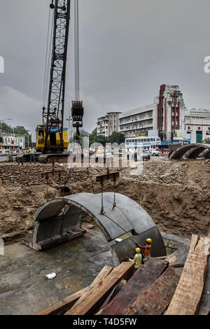 21-giu-2005 curvato prefabbricati in lastra di calcestruzzo alla metropolitana in costruzione vicino metro cinema dhobitalao-Mumbai India asia Foto Stock