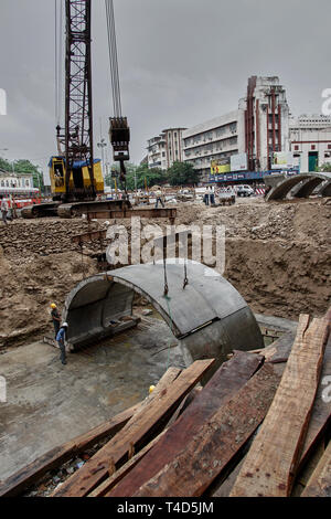 21-giu-2005 curvato prefabbricati in lastra di calcestruzzo alla metropolitana in costruzione vicino metro cinema dhobitalao-Mumbai India asia Foto Stock