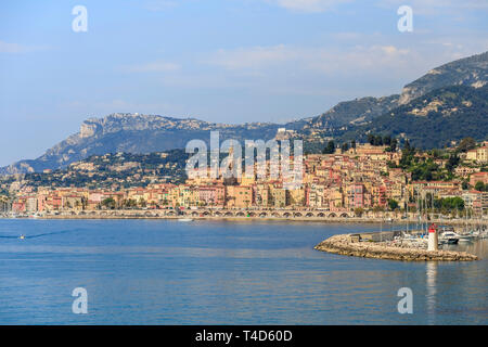 Francia, Alpes Maritimes, Menton, baie de Garavan (Baia di Garavan), vista generale sulla città vecchia // Francia, Alpes-Maritimes (06), Menton, baie de Garavan, Foto Stock