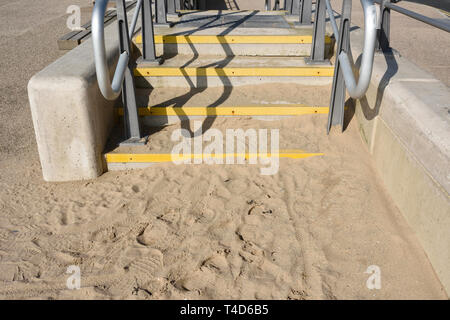 Gradini in cemento con indicatore a gradino giallo coperto di sabbia soffiata dal vento sul lungomare di Anchorsholme a blackpool lancashire uk Foto Stock