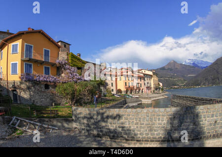 Rezzonico, un borgo fortificato con una magnifica vista del lago di Como. Lombardia, Italia. Foto Stock