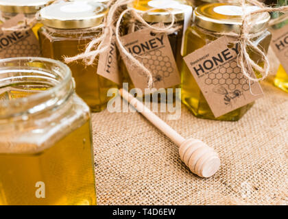 I vasetti di miele biologico al Waddesdon Manor Mercatino artigianale. Foto Stock