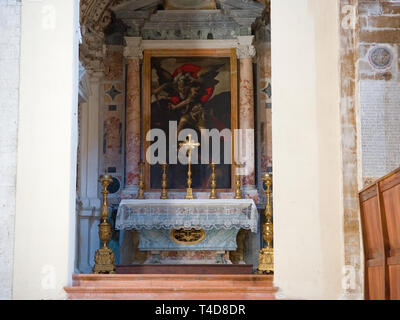 Todi Umbria Italia Italia. Cattedrale di Santa Maria Assunta interno, cappella con olio su tela Foto Stock