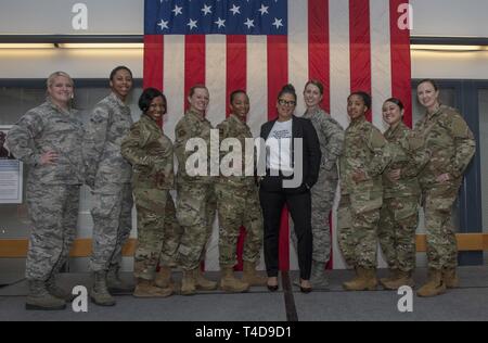 Membri delle donne di ispirare la prossima generazione di successo della commissione mettere in pausa per prendere una foto prima di iniziare la donna della storia mese mondani, 20 marzo 2019, a Travis Air Force Base in California. Dal 1987, il mese di marzo è stato designato per celebrare lo storico e realizzazioni in corso e ai contributi di donne. Le ali di associazione è stata incaricata di organizzare l'evento che comprendeva una mostra evidenziando straordinari eroi femmina e relatori di spicco nel Travis comunità. Foto Stock