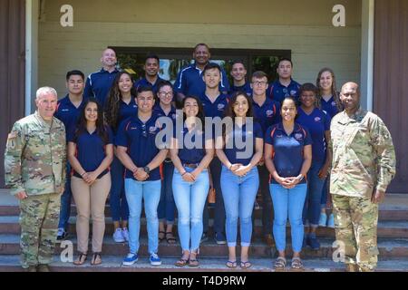 La University of Texas di El Paso di riserva di formazione Officer Corp, cadetti posano per una foto di gruppo con il Brig. Gen. Michael T. Morrissey, comandante dell'esercito 94th aria e la difesa missilistica Comando e Sgt. Il Mag. Eric R. McCray, il 94th esercito aria e la difesa missilistica comando, il comando Sgt. Il Mag. su base comune Harbor-Hickam perla, Hawaii, Marzo 21, 2019. Foto Stock