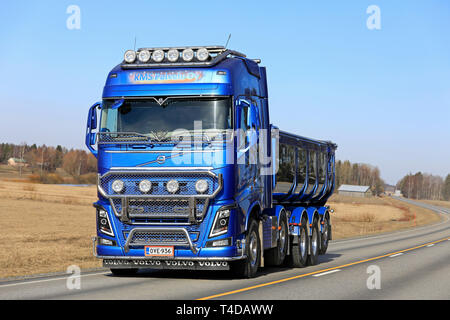 Somero, Finlandia - Aprile 6, 2019: splendidamente personalizzato Volvo blu FH16 Carrello di KMS Palvelu Oy sulla strada in una giornata di sole di primavera. Foto Stock