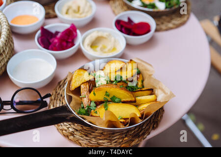 Shakshuka, uova fritte in salsa di pomodoro per il brunch pasquale Foto Stock