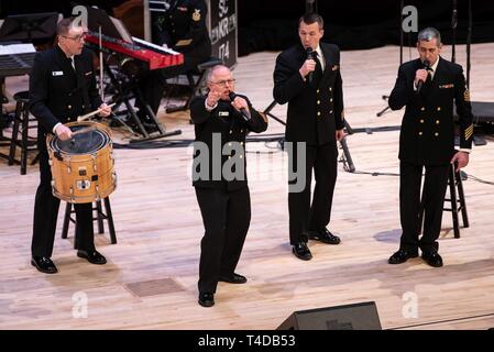 LYNCHBURG, Virginia (23 marzo 2019) Stati Uniti La banda della marina Sea Chanters chorus esegue a Liberty University di Lynchburg, Virginia il gruppo ha eseguito in 18 città in nove membri, collegando gli americani per la loro Marina. Foto Stock