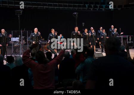 LYNCHBURG, Virginia (23 marzo 2019) Stati Uniti La banda della marina Sea Chanters chorus esegue a Liberty University di Lynchburg, Virginia il gruppo ha eseguito in 18 città in nove membri, collegando gli americani per la loro Marina. Foto Stock