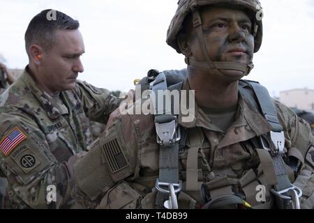 Stati Uniti Esercito il Mag. Zachary Zmayefski del xvii operazioni psicologiche battaglione eseguire un JumpMaster ispezione personale (JMPI) sul SPC. Austin Emanis assegnato al primo battaglione, 143Reggimento di Fanteria, Texas Guardia Nazionale a Fort Worth, Texas, 22 marzo 2019. Il comune di ingresso forzato esercizio è un annuale su larga scala di discesa di aria e terra di missione di mobilità che simula una contestazione di battlefield scenario come un modo di unità per la formazione di situazioni pericolose che possono verificarsi durante la distribuito. Foto Stock