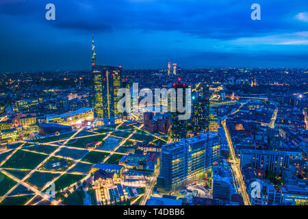 Lo skyline di Milano si affaccia l'isola da sopra Foto Stock