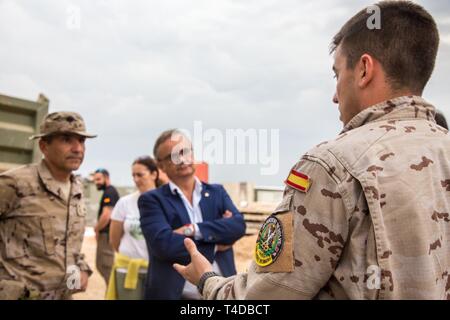 Un soldato spagnolo spiega il suo ruolo per la missione di formazione in spagnolo il generale Carlos Prada Larrea, il funzionario incaricato della missione di formazione presso la gamma Besmaya complessa, Iraq, 23 marzo 2019. Questo ha avuto luogo durante una visita dal Real Madird Foundation. I soldati spagnoli a Besmaya fanno parte della coalizione di formazione che aiuta a preparare sempre di più le forze in grado condurre il modo nel perseguimento della duratura sconfitta di Daesh. Foto Stock