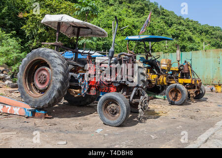 Due vecchi trattori in Thailandia Foto Stock