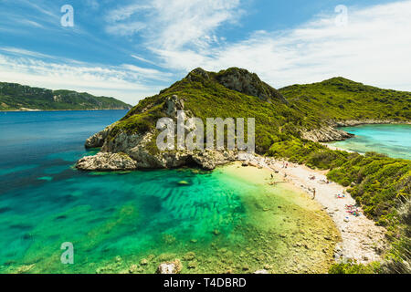 Afionas beach (Porto timoni) come visto da un angolo superiore con crystal clear acque azzurre e spiagge deserte a Corfù (Corfù, Grecia, Europa) Foto Stock