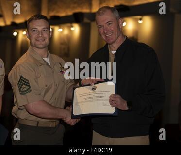 SAN DIEGO (23 marzo 2019) Gunnery Sgt. Thomas Brown, sinistra, di Grayslake, Illinois e attaccata alla Riserva Marina di formazione degli ufficiali Corps (NROTC), San Diego è presentato con un premio per arruolato del mese da Adm posteriore. Mike Bernacchi, destra, comandante del servizio navale del comando di formazione, durante una visita a bordo di Marine Corps Air Station Miramar. Il programma NROTC sviluppa aspiranti guardiamarina mentalmente, moralmente e fisicamente mentre infondendo loro con i più alti ideali del dazio, onore e lealtà in preparazione per una futura commissione dopo la laurea o come alfiere della marina militare o secondo tenente in M Foto Stock