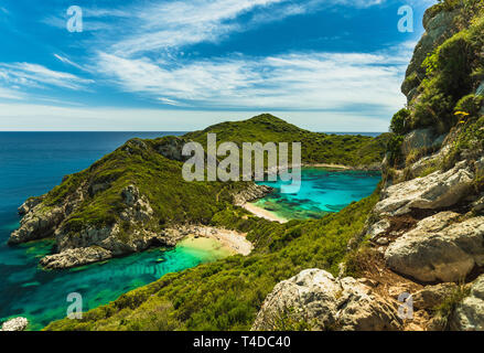 Afionas beach (Porto timoni) come visto da un angolo superiore con crystal clear acque azzurre e spiagge deserte a Corfù (Corfù, Grecia, Europa) Foto Stock