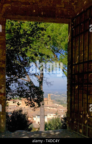 Vista attraverso un portale in le fortificazioni, a nord-ovest di San Gimignano da la Rocca Foto Stock