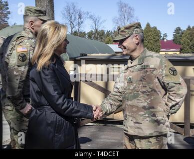 Stati Uniti Il senatore Marsha Blackburn (sinistra) saluta Tennessee Guardsman nazionale, Sgt. 1. Classe Ritchie Hays durante la sua visita alla Yavoriv Combat Training Center, Ucraina, Marzo 23. Foto Stock