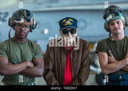 Ret. Master GySgt. Len Maffioli, un Iwo Jima veterano, posa per una foto con lancia Cpl. Vincent Re, a sinistra, e Lance Cpl. Lucas Harrington, destra, F/A-18A Super Hornet meccanica con Marine Fighter Attack Training Squadron (VMFAT) 101, durante un'Iwo Jima veterani reunion tour al Marine Corps Air Station Miramar, California, 22 marzo. La costa ovest di Iwo Jima Reunion Associazione e MCAS Miramar ospitato questa reunion per Iwo Jima veterani e dei loro familiari per imparare a conoscere i nuovi miglioramenti del Marine Corps. Foto Stock