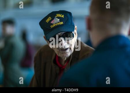 Ret. Master GySgt. Len Maffioli, un Iwo Jima veterano, parla con Marines da Marine attacco Fighter Training Squadron (VMFAT) 101 durante un veterano reunion tour al Marine Corps Air Station Miramar, California, 22 marzo. La costa ovest di Iwo Jima Reunion Associazione e MCAS Miramar ospitato questa reunion per Iwo Jima veterani e dei loro familiari per imparare a conoscere i nuovi miglioramenti del Marine Corps. Foto Stock