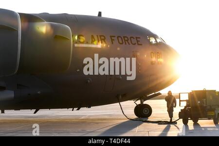 Un capo equipaggio con gli Stati Uniti Air Force consente di caricare un satellite su un C-17 Globemaster III Marzo 19, 2018 su Buckley Air Force Base, CO. La Lockheed Martin lungo con la Air National Guard e active duty componenti caricati i 70.000 pound cargo, è in grado di erogare la seconda unità GPS III Veicolo spaziale di Astrotech operazioni nello spazio in Titusville, in Florida per iniziare il lancio del satellite di elaborazione. Foto Stock
