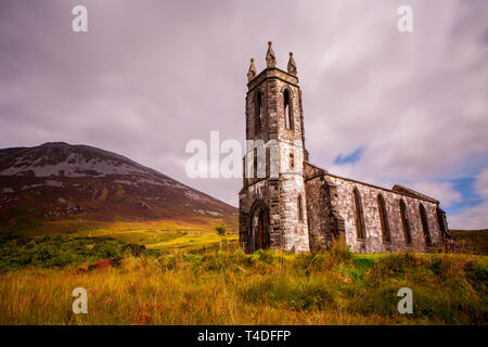 Dunlewey rovine della chiesa nella contea di Donegal, Irlanda stando ai piedi di Mount Errigal Foto Stock