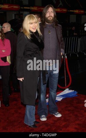 LOS ANGELES, CA. Febbraio 02, 2004: attrice Kate Hudson & marito CHRIS ROBINSON alla premiere mondiale, a Hollywood, di miracolo. Foto Stock