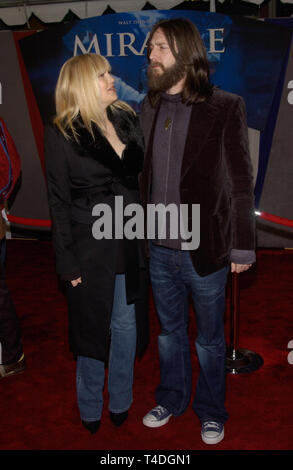 LOS ANGELES, CA. Febbraio 02, 2004: attrice Kate Hudson & marito CHRIS ROBINSON alla premiere mondiale, a Hollywood, di miracolo. Foto Stock