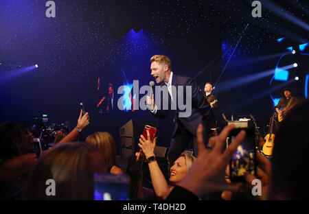 Naso rosso giorno ballo di gala per il sollievo comico con rivestimento Ronan Keating e Rick Parfitt Jnr e banda RPJ tenutasi a Battersea Evolution con: Ronan Keating dove: Londra, Regno Unito quando: 15 Mar 2019 Credit: Joe Pepler/PinPep/WENN.com Foto Stock