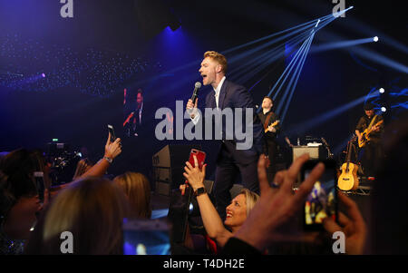 Naso rosso giorno ballo di gala per il sollievo comico con rivestimento Ronan Keating e Rick Parfitt Jnr e banda RPJ tenutasi a Battersea Evolution con: Ronan Keating dove: Londra, Regno Unito quando: 15 Mar 2019 Credit: Joe Pepler/PinPep/WENN.com Foto Stock