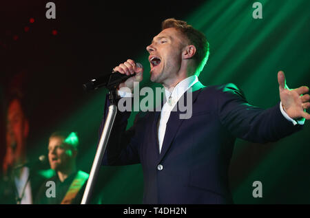 Naso rosso giorno ballo di gala per il sollievo comico con rivestimento Ronan Keating e Rick Parfitt Jnr e banda RPJ tenutasi a Battersea Evolution con: Ronan Keating dove: Londra, Regno Unito quando: 15 Mar 2019 Credit: Joe Pepler/PinPep/WENN.com Foto Stock